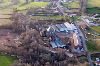 Abriss- Arbeiten an den Förderanlagen und Bergbau- Schacht- Anlagen am ehemaligen Förderturm zur Eisenerzverhüttung in Epinac in Bourgogne-Franche-Comte in Épinac im Bundesland Saône-et-Loire, Frankreich