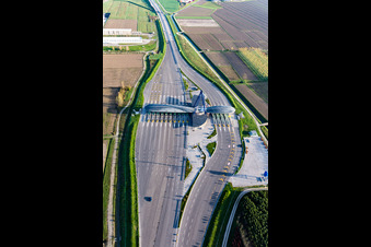 Luftbild von Autobahn- Mautstation und Zahlstelle der A4 (Punto Blu) in Ronchis in Friuli-Venezia Giulia im Bundesland Udine, Italien