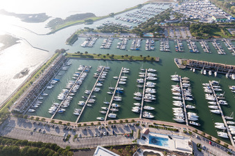 Schrägluftbild von Aprilia Marittima im Bundesland Friaul-Julisch Venetien, Italien