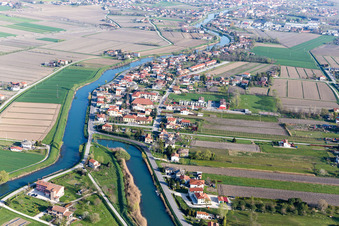 Schrägluftbild von Cavanella im Bundesland Venetien, Italien