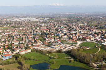 Schrägluftbild von Colle im Bundesland Friaul-Julisch Venetien, Italien