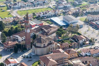 Kirchenturm und Turm- Dach am Kirchengebäude der Chiesa delle Sante Perpetua e Felicita in Fiume Veneto in Friuli-Venezia Giulia im Bundesland Pordenone, Italien