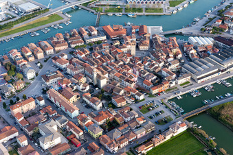 Schrägluftbild von Marano im Bundesland Friaul-Julisch Venetien, Italien