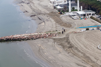 Schrägluftbild von Lido delle Nazioni im Bundesland Emilia-Romagna, Italien