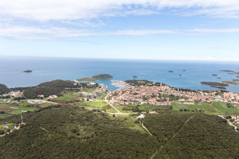 Schrägluftbild von Vrsar im Bundesland Gespanschaft Istrien, Kroatien