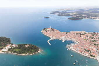 Drohnenbild von Rovinj im Bundesland Gespanschaft Istrien, Kroatien