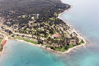 Schrägluftbild von Polari im Bundesland Gespanschaft Istrien, Kroatien