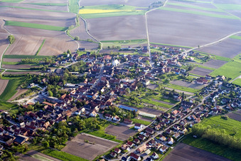 Niederlauterbach im Bundesland Bas-Rhin, Frankreich von einer Drohne aus