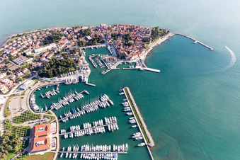 Schrägluftbild von Karpinjan im Bundesland Gespanschaft Istrien, Kroatien