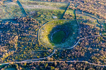 Krater- Landschaft einer Karst-Doline mit römischen Ruinen in Selina in Istrien - Istarska zupanija im Ortsteil Frnjolići in Sveti Lovreč im Bundesland Gespanschaft Istrien, Kroatien