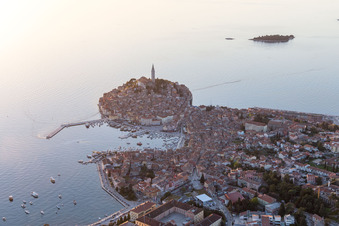 Drohnenaufname von Rovinj im Bundesland Gespanschaft Istrien, Kroatien