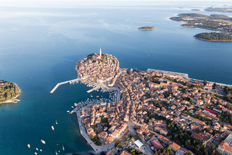 Rovinj im Bundesland Gespanschaft Istrien, Kroatien von der Drohne aus gesehen