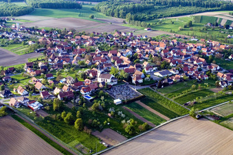 Schrägluftbild von Dorf - Ansicht am Rande von landwirtschaftlichen Feldern und Nutzflächen in Schoenenbourg in Grand Est in Schœnenbourg im Bundesland Bas-Rhin, Frankreich
