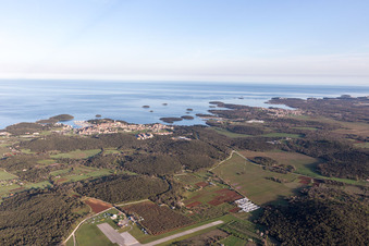 Vrsar im Bundesland Gespanschaft Istrien, Kroatien vom Flugzeug aus