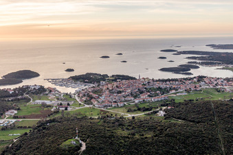 Schrägluftbild von Vrsar im Bundesland Gespanschaft Istrien, Kroatien