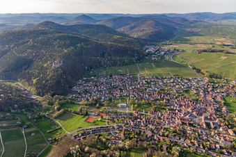 Schrägluftbild von Burgruine Landeck in Klingenmünster im Bundesland Rheinland-Pfalz, Deutschland