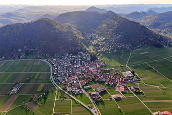 Weinort am Haardtrand aus Osten im Frühjahr in Eschbach im Bundesland Rheinland-Pfalz, Deutschland