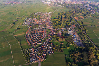 Ortsansicht im Frühjahr aus Westen im Ortsteil Godramstein in Landau in der Pfalz im Bundesland Rheinland-Pfalz, Deutschland