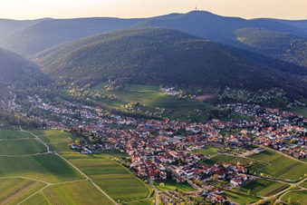 Weinortsansicht im Frühjahr aus Osten im Ortsteil SaintMartin in Sankt Martin im Bundesland Rheinland-Pfalz, Deutschland