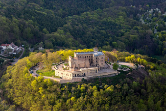 Oberhambach, Hambacher Schloss im Ortsteil Diedesfeld in Neustadt an der Weinstraße im Bundesland Rheinland-Pfalz, Deutschland von oben gesehen