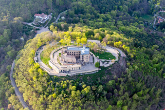 Oberhambach, Hambacher Schloss im Ortsteil Diedesfeld in Neustadt an der Weinstraße im Bundesland Rheinland-Pfalz, Deutschland aus der Luft betrachtet