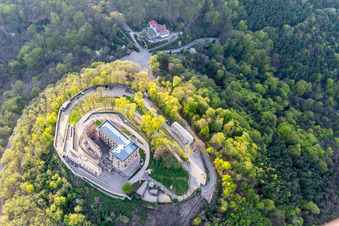 Drohnenaufname von Oberhambach, Hambacher Schloss im Ortsteil Diedesfeld in Neustadt an der Weinstraße im Bundesland Rheinland-Pfalz, Deutschland