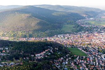 Neustadt an der Weinstraße im Bundesland Rheinland-Pfalz, Deutschland aus der Luft betrachtet
