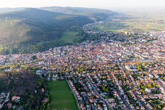 Drohnenbild von Neustadt an der Weinstraße im Bundesland Rheinland-Pfalz, Deutschland