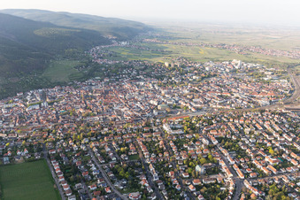 Luftbild von Neustadt an der Weinstraße im Bundesland Rheinland-Pfalz, Deutschland