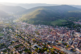 Schrägluftbild von Neustadt an der Weinstraße im Bundesland Rheinland-Pfalz, Deutschland