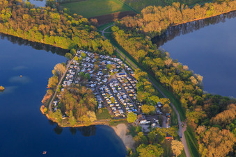 Badesee Lingenfeld und Campingplatz Lingenfeld - Naherholungsgebiet Lingenfelder Altrheinlandschaft im Frühjahr im Bundesland Rheinland-Pfalz, Deutschland