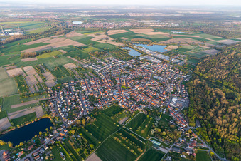 Ortsansicht der Straßen und Häuser der Wohngebiete in Rheinsheim in Philippsburg im Bundesland Baden-Württemberg, Deutschland