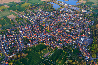 Kirche St. Vitus in der Ortsmitte aus Westen im Ortsteil Rheinsheim in Philippsburg im Bundesland Baden-Württemberg, Deutschland