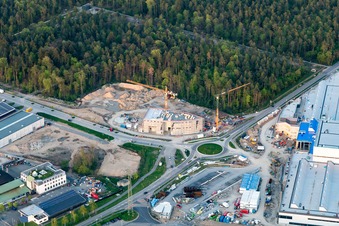Drohnenaufname von Erweiterungs - Neubau - Baustelle an den Gebäuden und Produktionshallen des Werksgelände der SEW-EURODRIVE GmbH & Co KG in Graben-Neudorf im Bundesland Baden-Württemberg, Deutschland