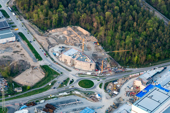 Erweiterungs - Neubau - Baustelle an den Gebäuden und Produktionshallen des Werksgelände der SEW-EURODRIVE GmbH & Co KG in Graben-Neudorf im Bundesland Baden-Württemberg, Deutschland aus der Drohnenperspektive