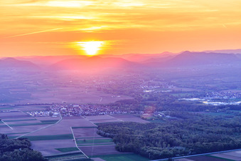 Sonnenuntergang in der Rheinebene in Steinweiler im Bundesland Rheinland-Pfalz, Deutschland