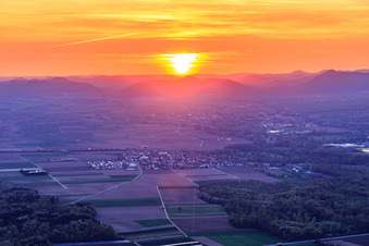 Luftbild von Sonnenuntergang in der Rheinebene in Steinweiler im Bundesland Rheinland-Pfalz, Deutschland