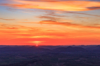 Sonnenuntergang überm Pfälzerwald in Klingenmünster im Bundesland Rheinland-Pfalz, Deutschland