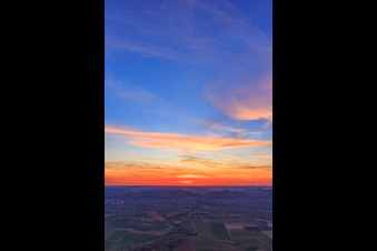 Sonnenuntergang überm Pfälzerwald im Ortsteil Gleiszellen in Gleiszellen-Gleishorbach im Bundesland Rheinland-Pfalz, Deutschland