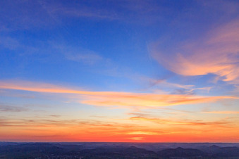 Luftaufnahme von Sonnenuntergang überm Pfälzerwald in Klingenmünster im Bundesland Rheinland-Pfalz, Deutschland
