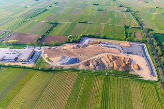 Deponie des Landkreis Südliche Weinstraße, Wertstoffwirtschaftszentrum Nord (bei Edesheim) in Knöringen im Bundesland Rheinland-Pfalz, Deutschland