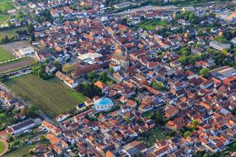 Luftbild von Ovales Kirchengebäude von St. Johannes Mußbach im Ortsteil Mußbach an der Weinstraße in Neustadt an der Weinstraße im Bundesland Rheinland-Pfalz, Deutschland