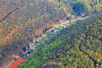 Waldstraße mit Tennisplatz des TC Wachenheim e.V in Wachenheim an der Weinstraße im Bundesland Rheinland-Pfalz, Deutschland