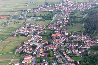 Luftbild von Ortsteil Hambach an der Weinstraße in Neustadt an der Weinstraße im Bundesland Rheinland-Pfalz, Deutschland