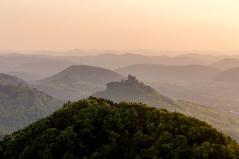 Drohnenbild von Burg Trifels in Annweiler am Trifels im Bundesland Rheinland-Pfalz, Deutschland