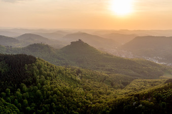 Burg Trifels in Annweiler am Trifels im Bundesland Rheinland-Pfalz, Deutschland aus der Drohnenperspektive