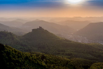 Burganlage der Veste Trifels im Abenddunst über dem Pfälzerwald in Annweiler am Trifels im Bundesland Rheinland-Pfalz, Deutschland