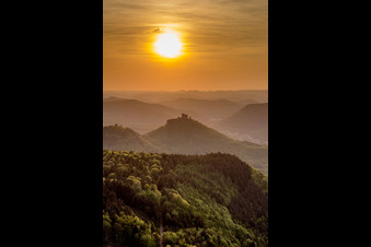 Burg Trifels im Abendlicht und Dunst über dem Pfälzerwald in Annweiler am Trifels im Bundesland Rheinland-Pfalz, Deutschland