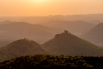 Luftbild von Burg Trifels in Annweiler am Trifels im Bundesland Rheinland-Pfalz, Deutschland
