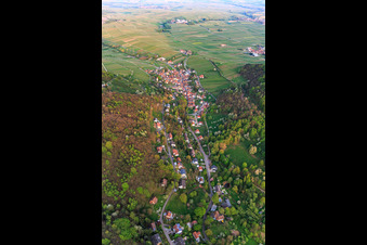 Trifelsstraße und Slevogtstraße von Westen in Leinsweiler im Bundesland Rheinland-Pfalz, Deutschland